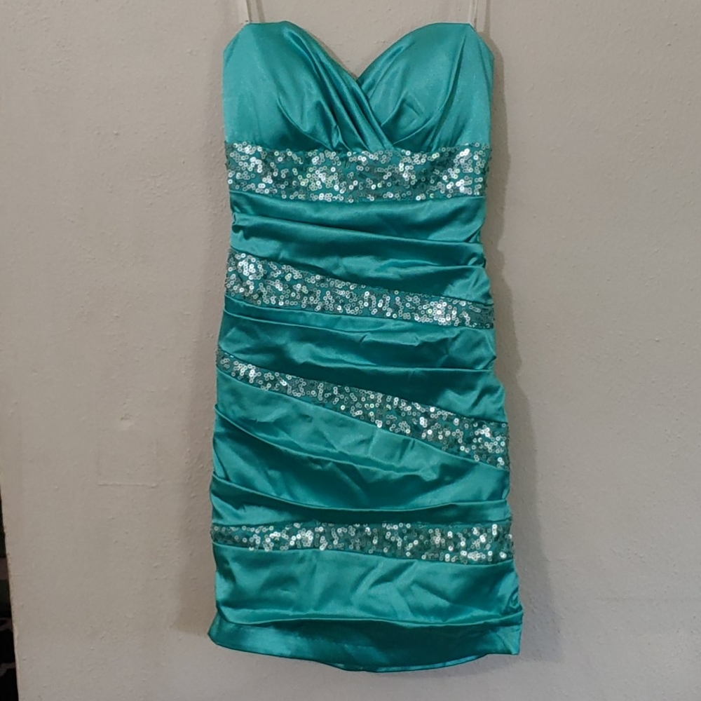 B. Darlin Juniors Size 5/6 Strapless Dress